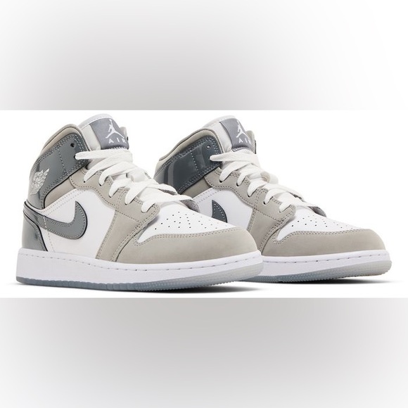 Air Jordan 1 Mid SE Kids 1Y - Picture 1 of 9